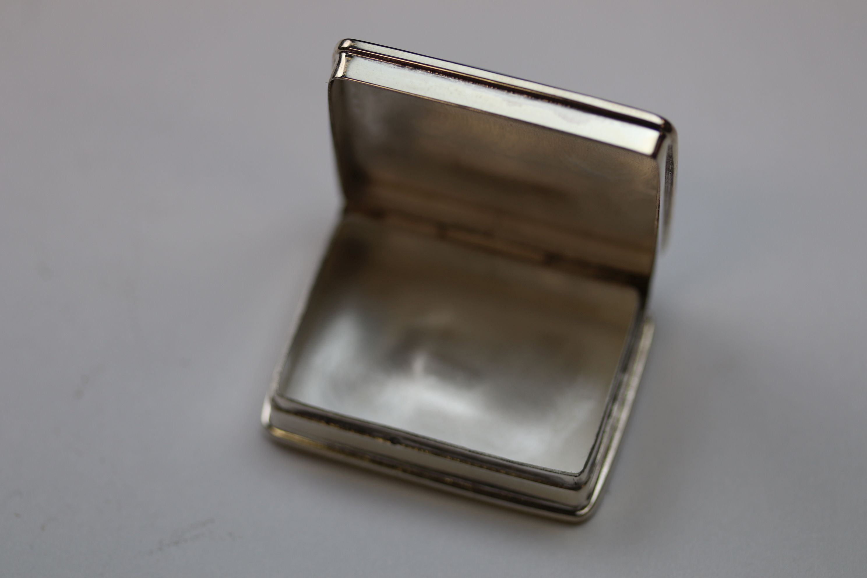 A silver pill box depicting Spitfire plane to the lid - Image 4 of 4
