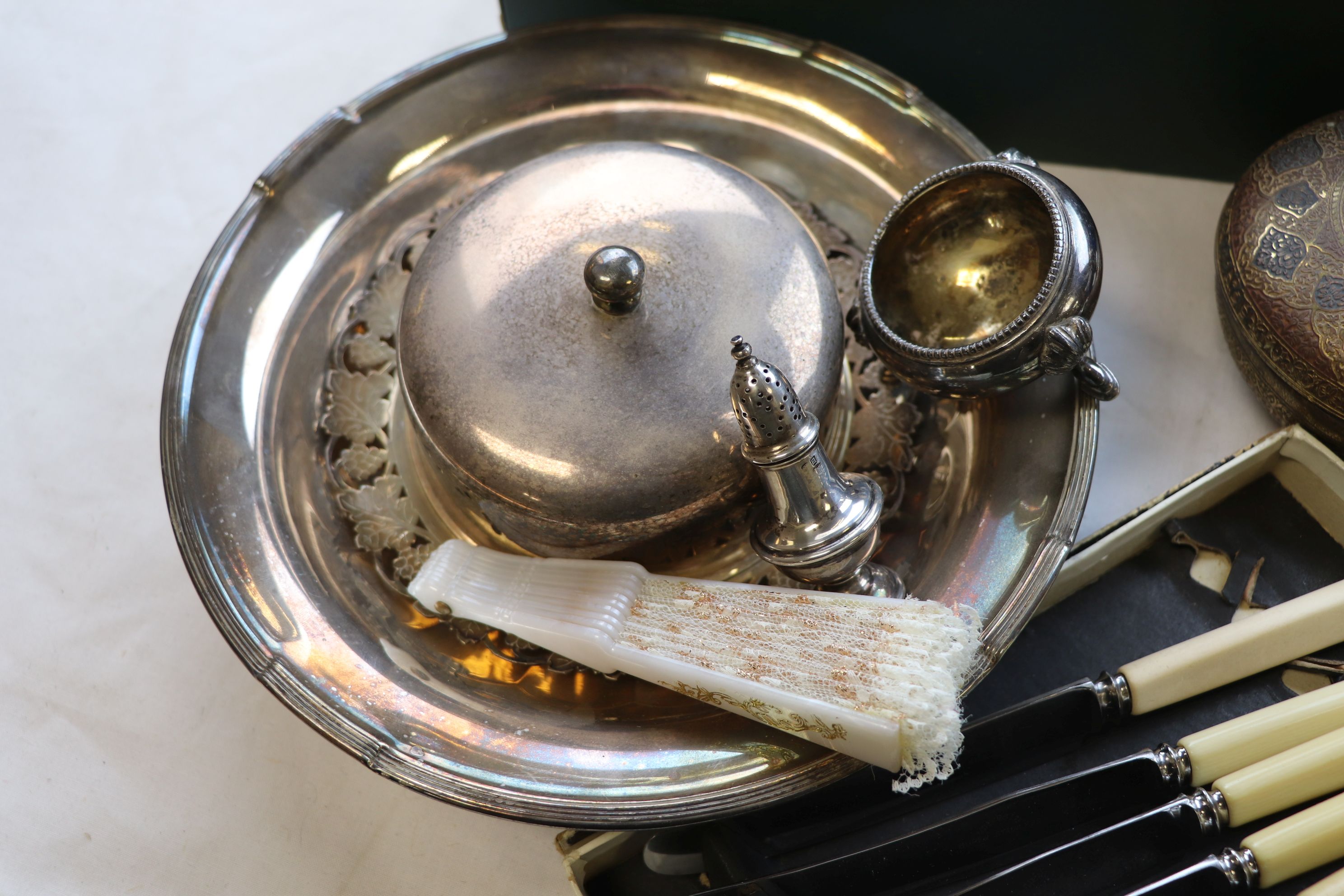 Assorted silver plate to include a pair of dwarf candlesticks, napkin ring, flatware, a compact, - Image 3 of 7