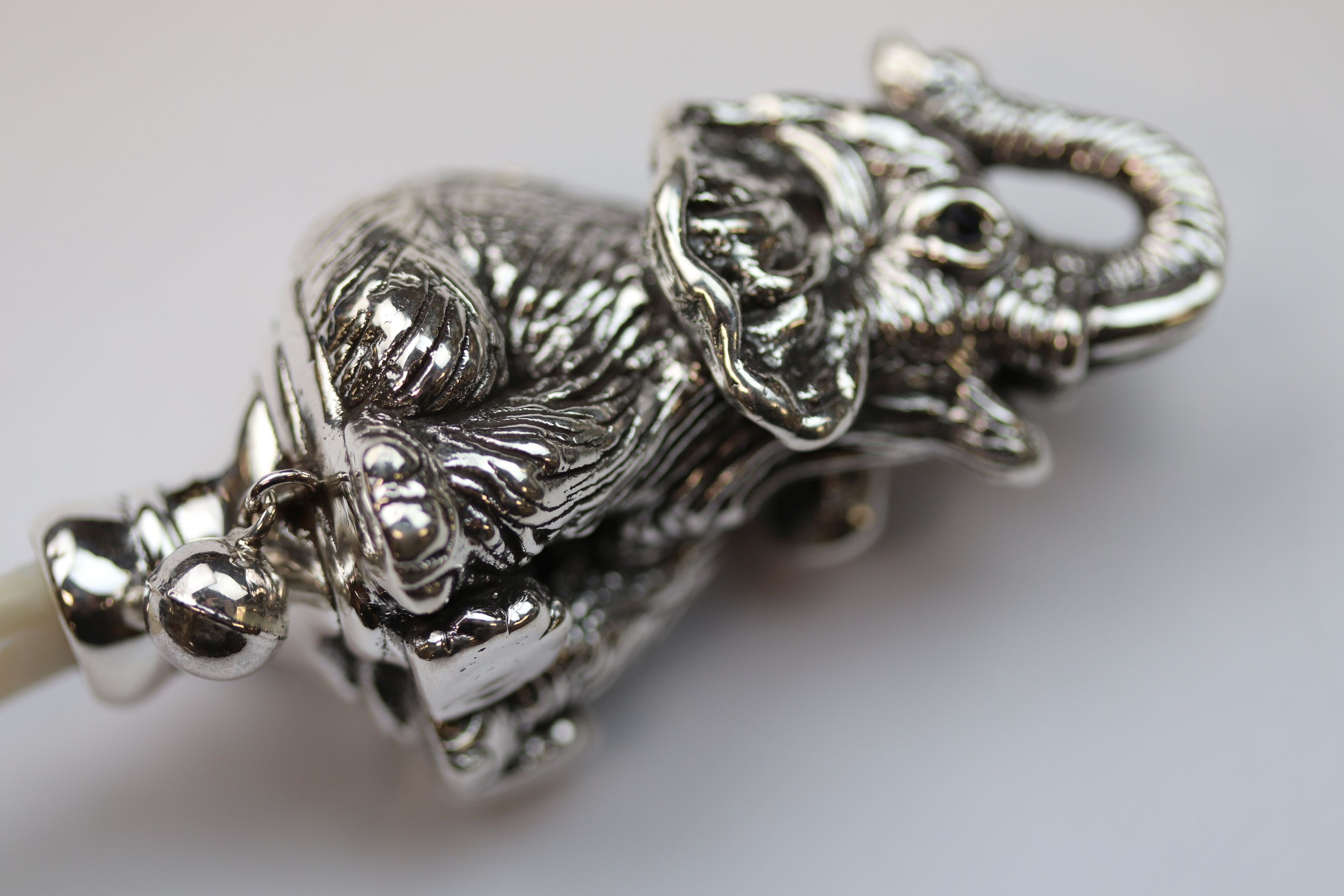 An antique style silver baby's rattle in the form of an elephant - Image 2 of 4