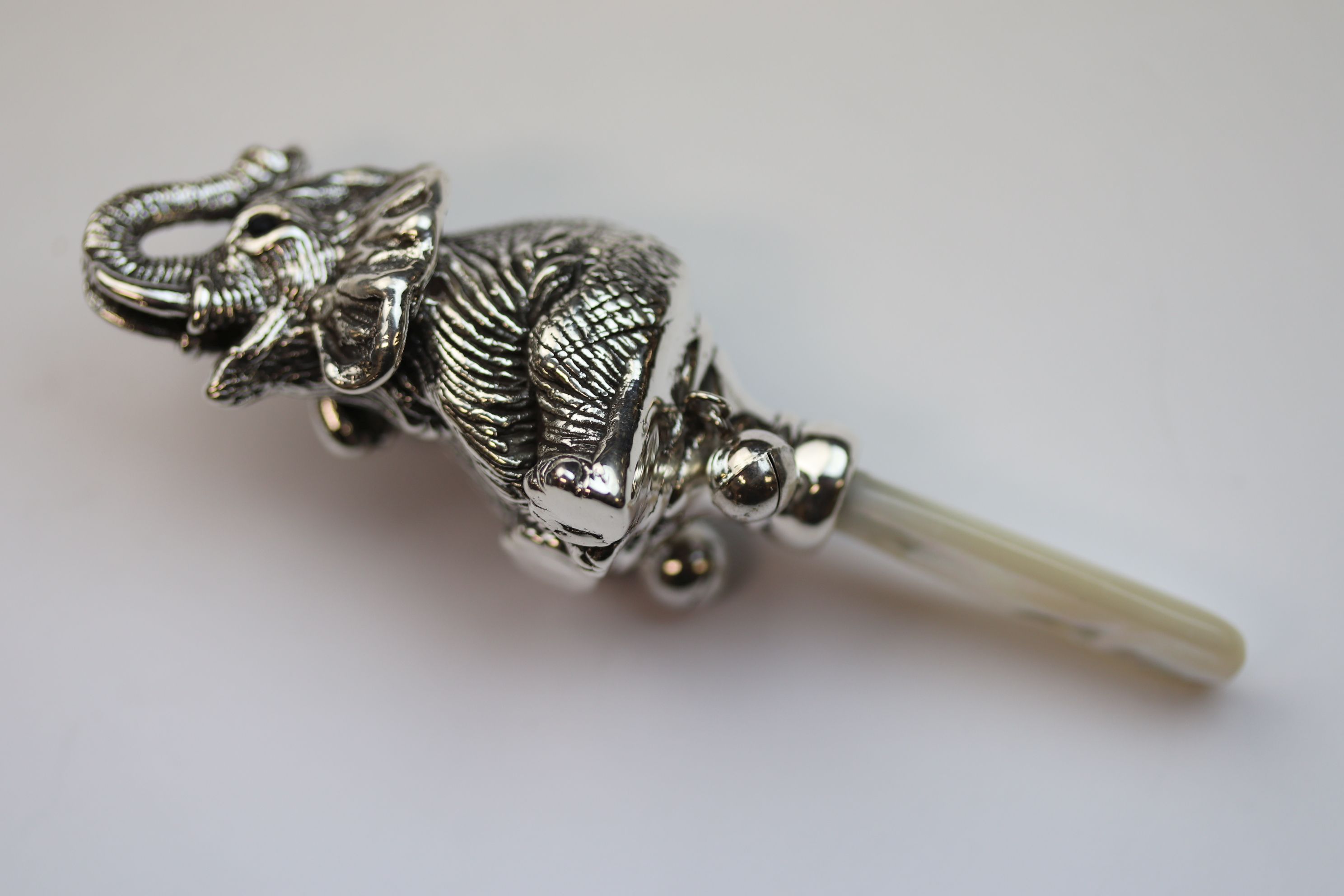 An antique style silver baby's rattle in the form of an elephant - Image 3 of 4