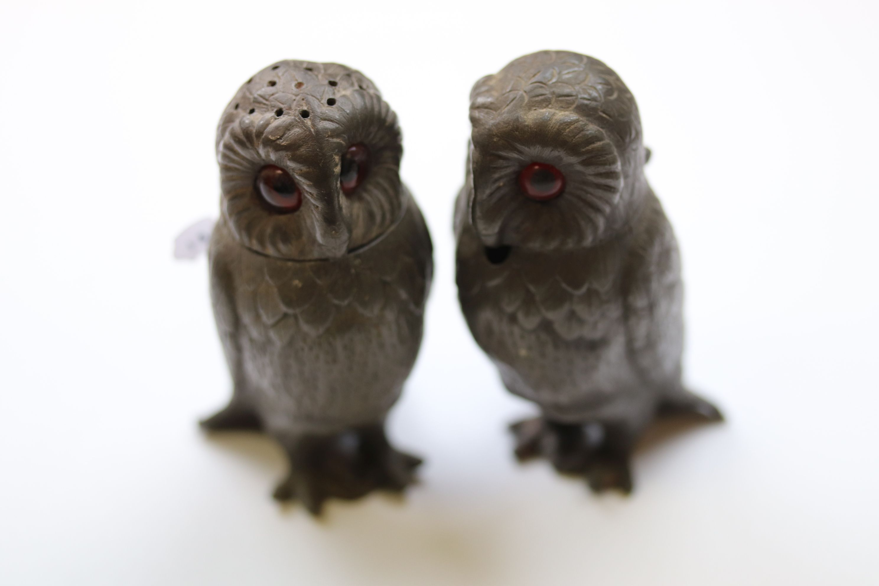 A part pewter owl cruet set comprising mustard and pepper, the owls with paste eyes and textured - Image 2 of 5