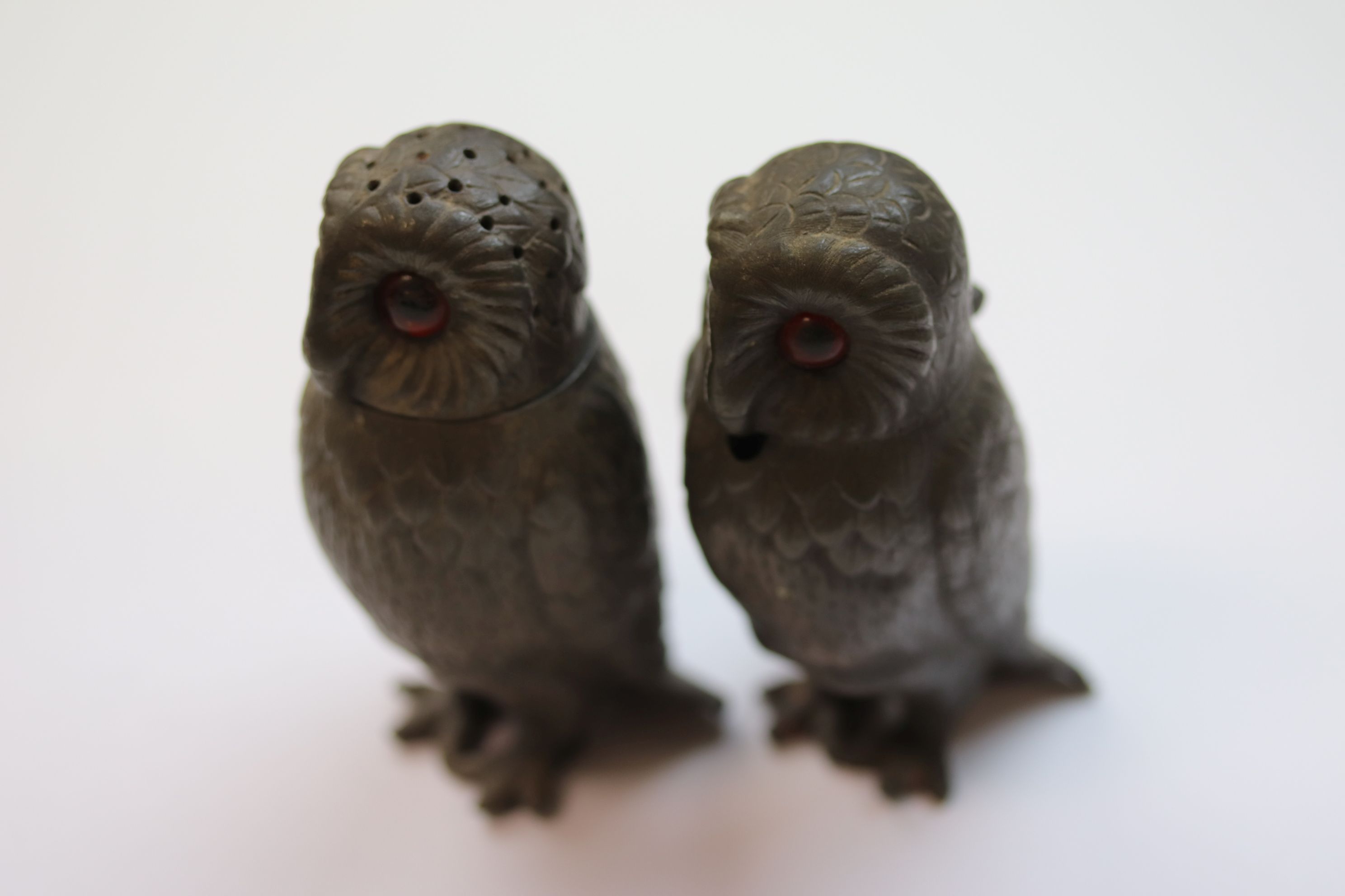 A part pewter owl cruet set comprising mustard and pepper, the owls with paste eyes and textured - Image 3 of 5