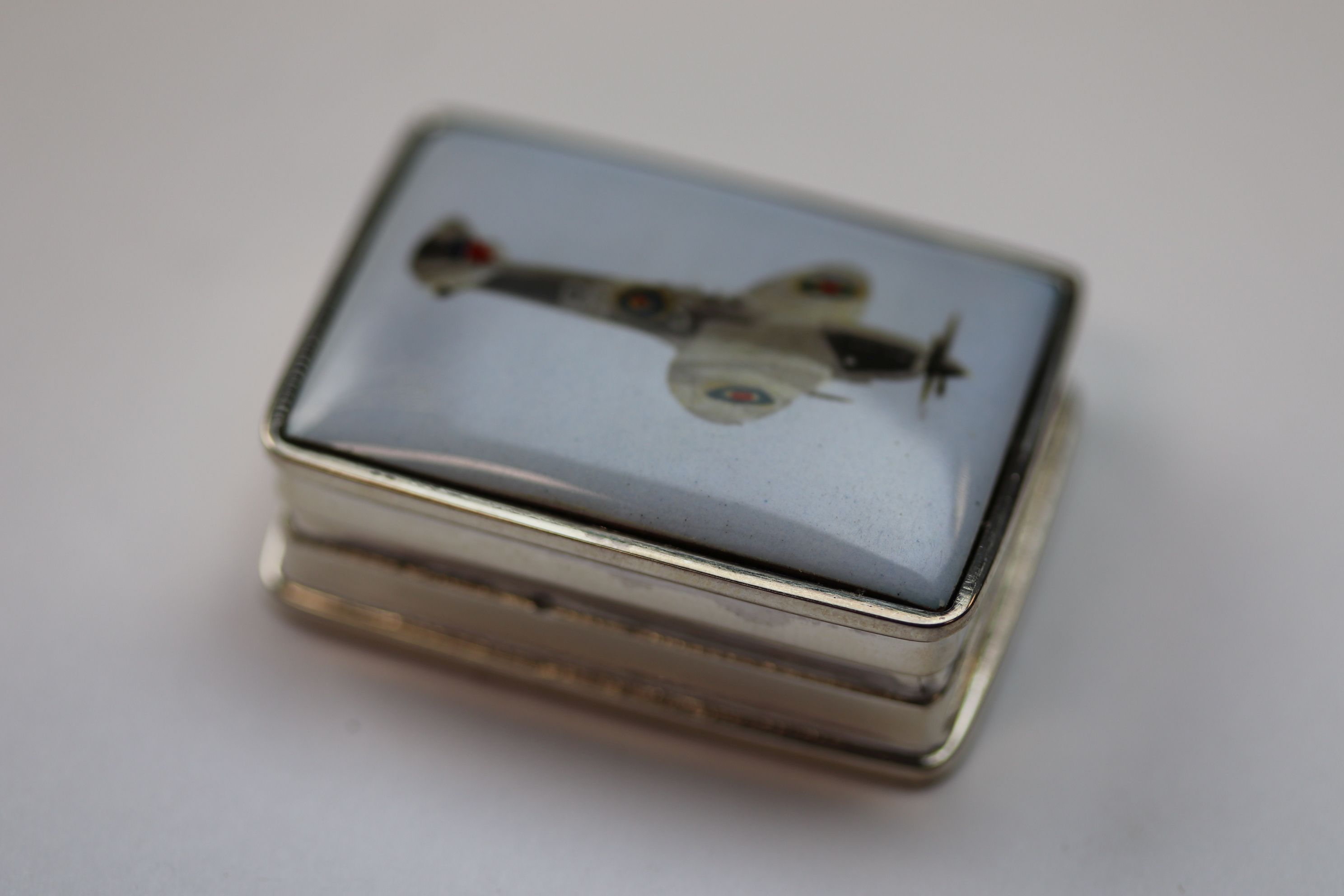 A silver pill box depicting Spitfire plane to the lid - Image 2 of 4