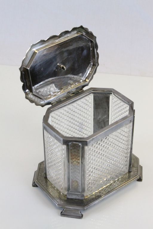 Vintage Silver plate and cut glass Biscuit barrel with Lion & shield finial to the hinged lid - Image 2 of 4