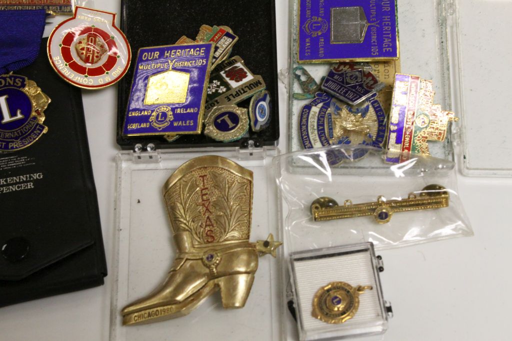 Various enamelled souvenir pin badges (q) - Image 2 of 7