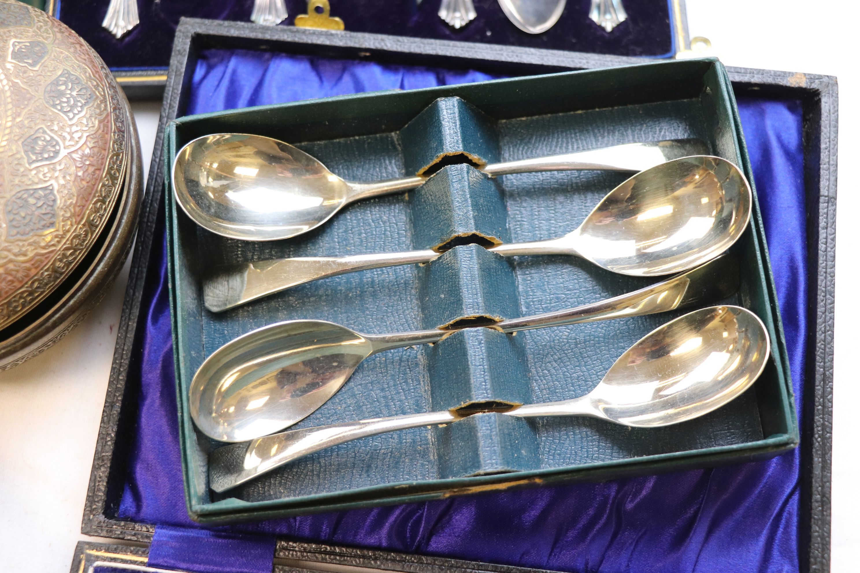 Assorted silver plate to include a pair of dwarf candlesticks, napkin ring, flatware, a compact, - Image 6 of 7