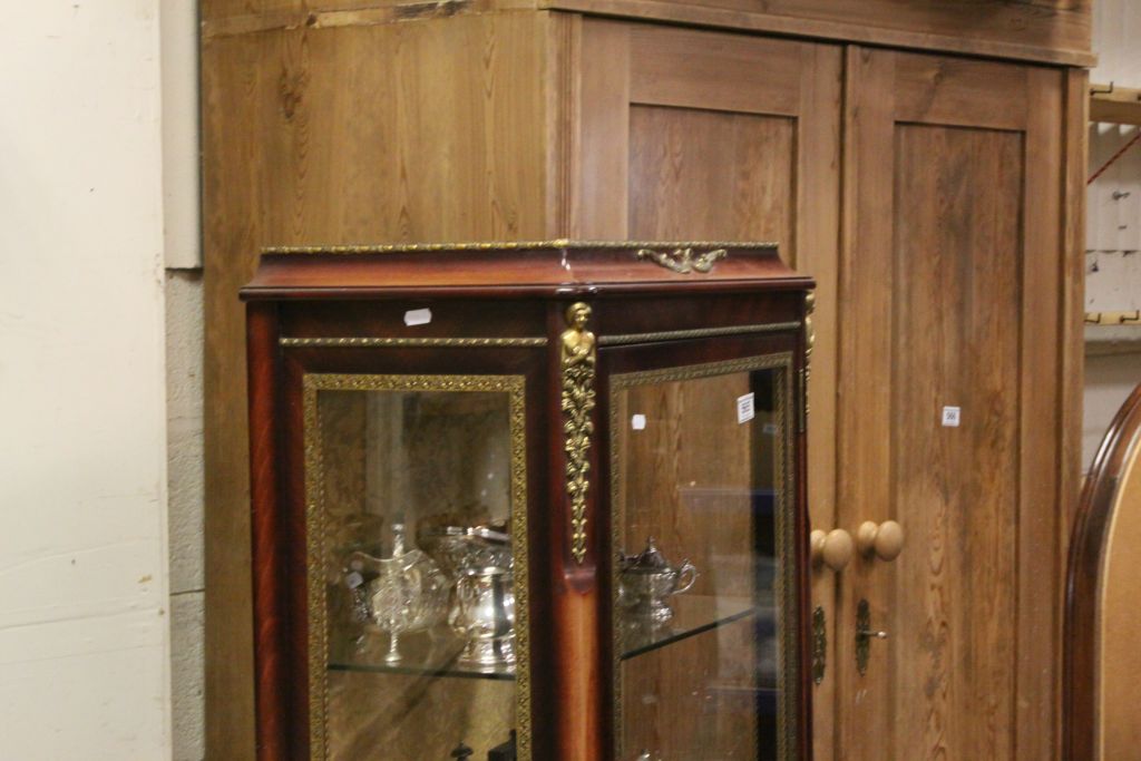 20th century French Display Cabinet with Brass Mounts, the bottom panel with Satinwood Floral Inlay - Image 4 of 4