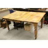 Late Victorian Walnut Extending Dining Table with one additional leaf, raised on turned and reeded
