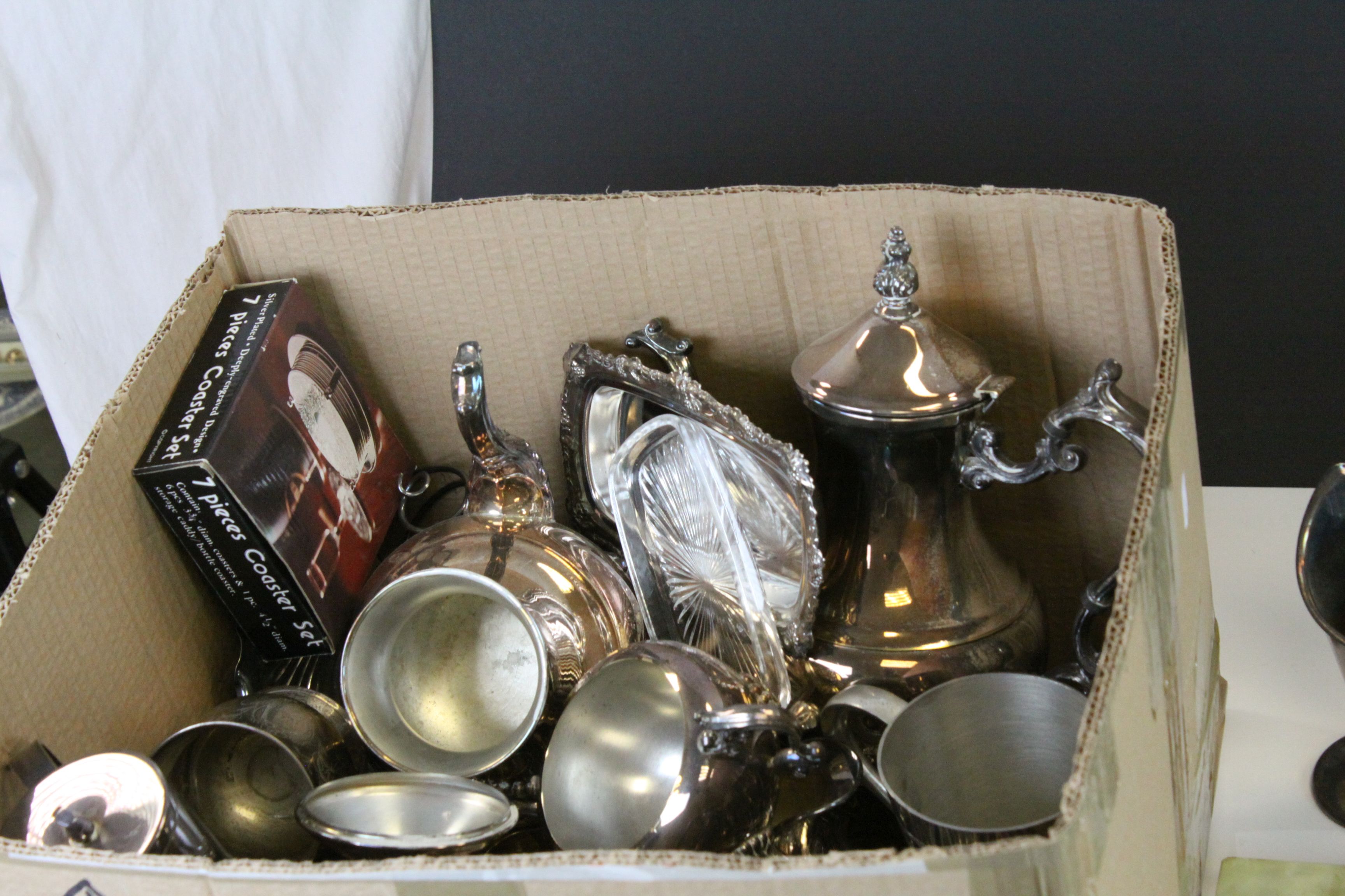 Box of mixed collectables to include Silver plate, Onyx Table Lights, Onyx desktop items, Brass etc - Image 3 of 3