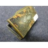 Georgian horn and tortoiseshell snuff box, inlaid mother-of-pearl decoration to lid of floral scroll