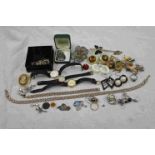 Vintage costume jewellery to include silver rings, white metal filigree brooch in the form of a