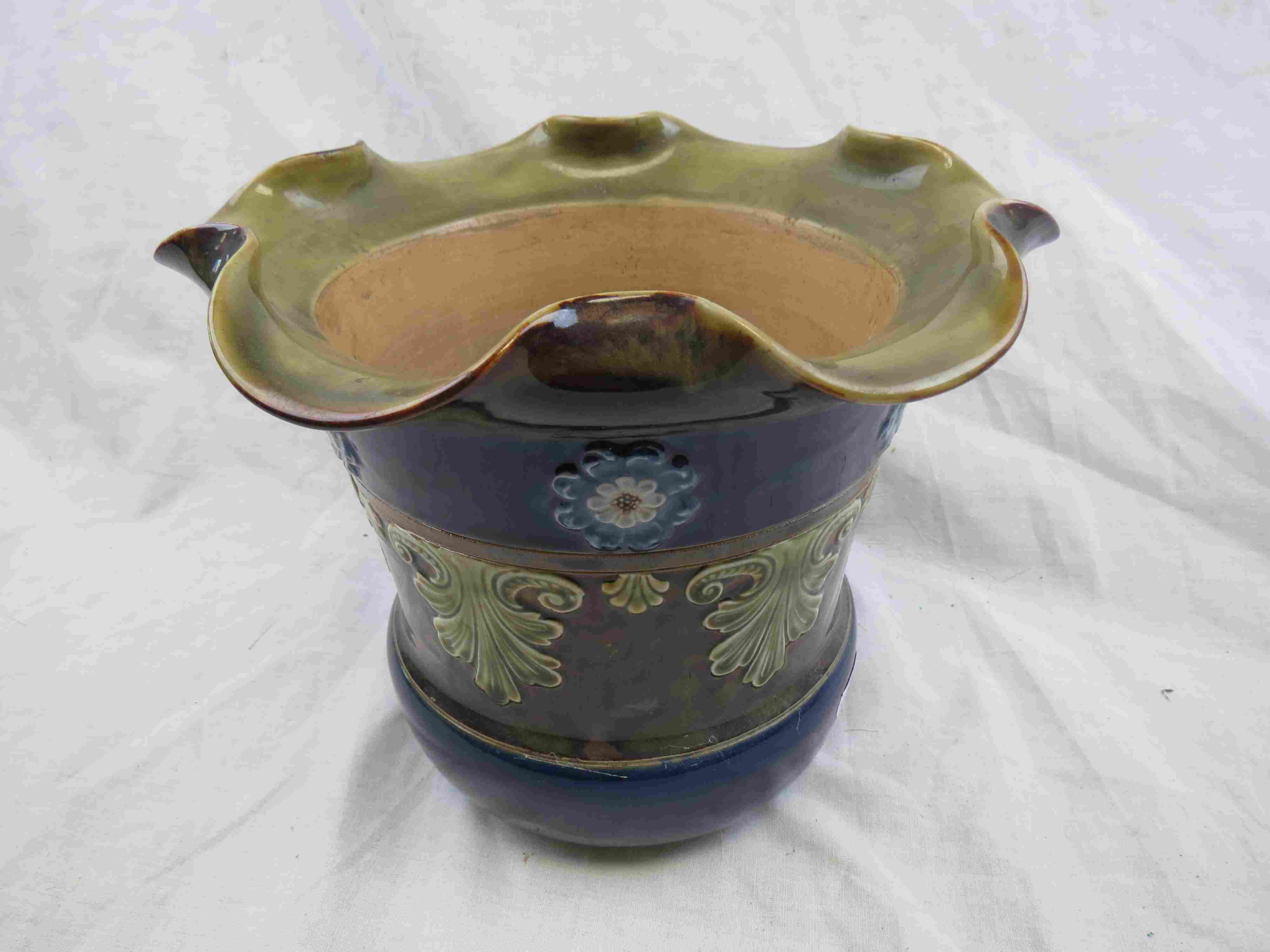 Royal Doulton jadiniere of squat cylindical form with wavy edge, floral and foliate decoration in - Image 2 of 6