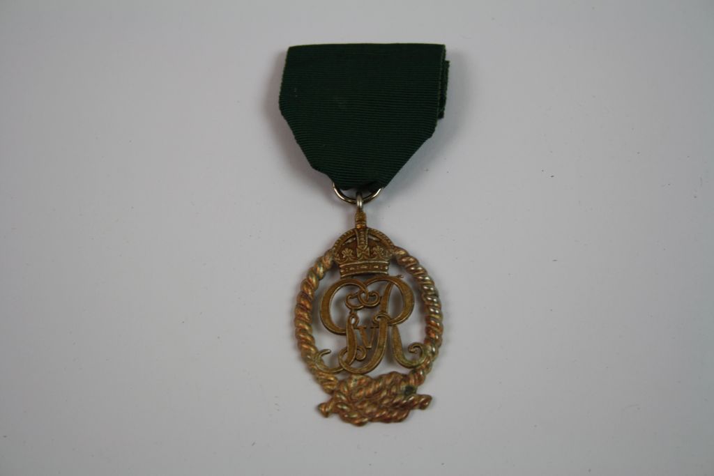 A Royal Navy Reserve Officers Decoration Medal, An Oval Silver Gilt Medal Formed By The Royal Cypher - Image 3 of 5