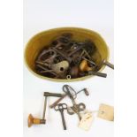 Box of assorted antique and vintage clock keys to include winders