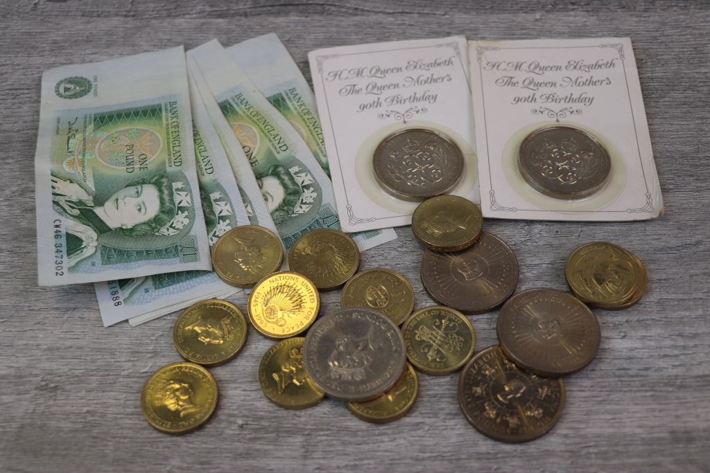 Collection of UK £5 & £2 Pounds coins and vintage £1 Banknotes