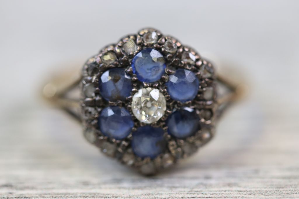 19th century diamond and sapphire yellow gold and silver set flower head cluster ring - Image 3 of 7