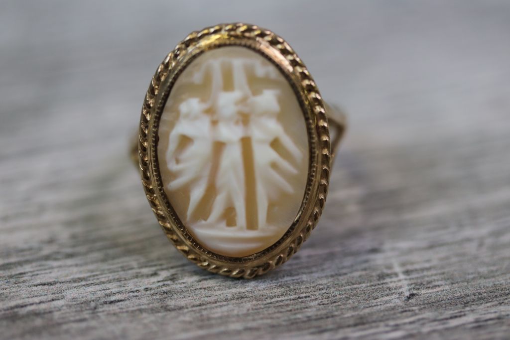 Shell cameo 9ct yellow gold dress ring, the oval cameo depicting the Three Graces, dimensions - Image 3 of 5