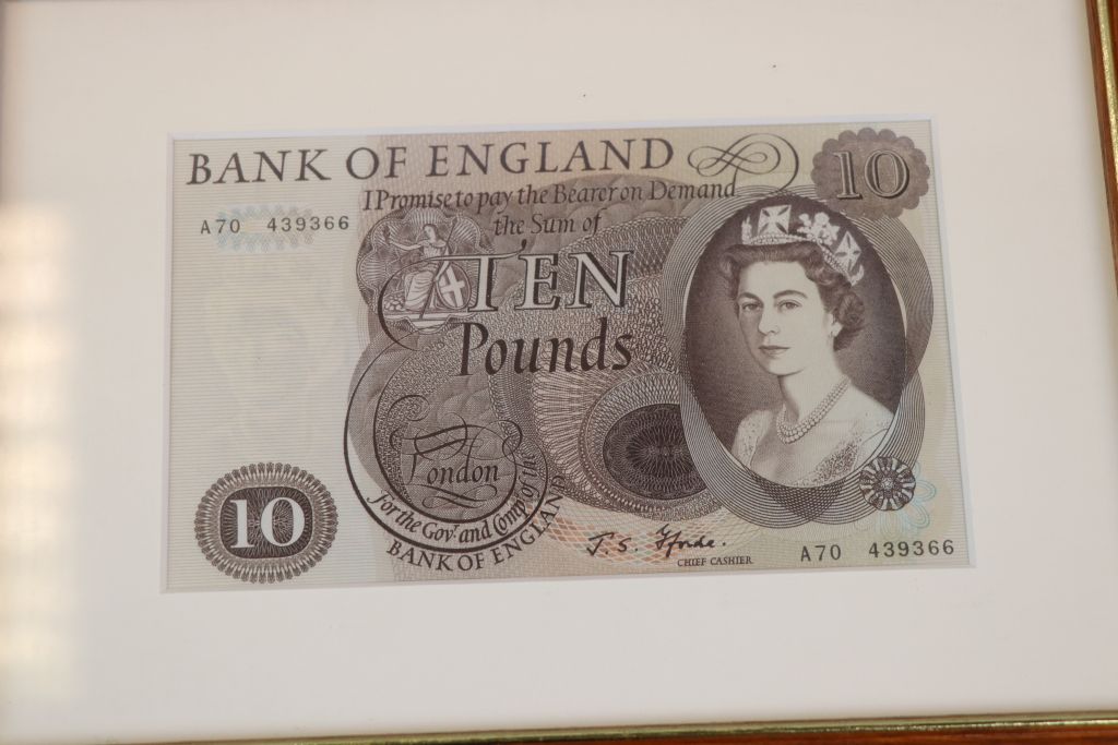 Fifteen framed & glazed vintage UK Banknotes in mostly Uncirculated condition to include; - Image 10 of 16