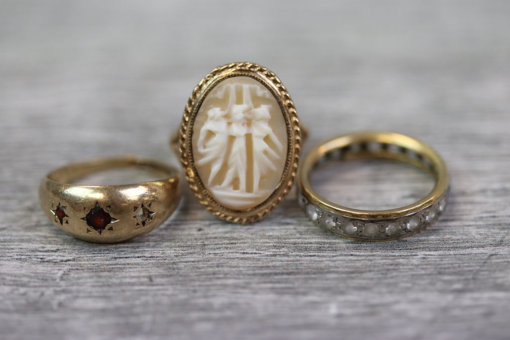 Shell cameo 9ct yellow gold dress ring, the oval cameo depicting the Three Graces, dimensions