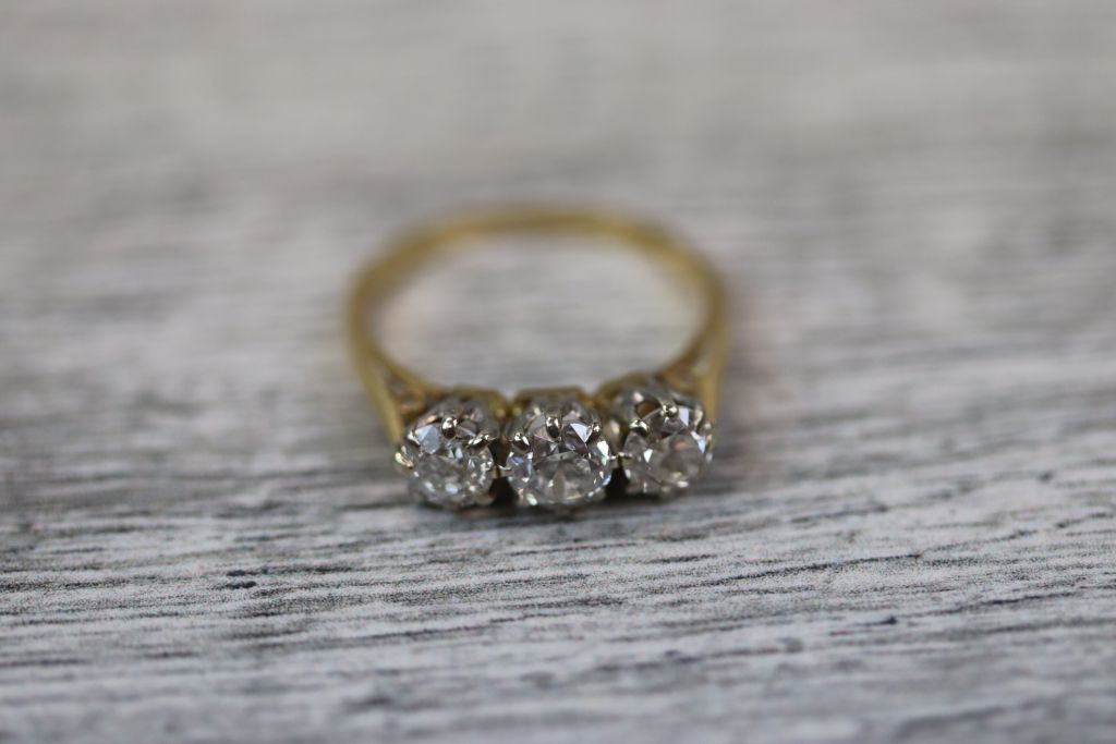Diamond three stone 18ct yellow gold and platinum set ring, three round brilliant cut diamonds, claw - Image 15 of 20