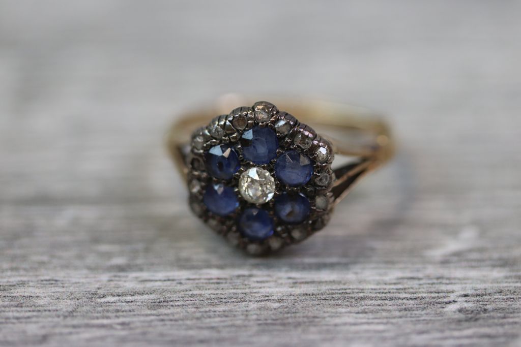 19th century diamond and sapphire yellow gold and silver set flower head cluster ring - Image 7 of 7