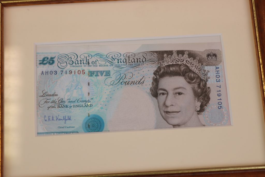 Fifteen framed & glazed vintage UK Banknotes in mostly Uncirculated condition to include; - Image 7 of 16