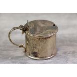 George V silver drum mustard pot of plain form with scroll handle and moulded rims, makers Edward