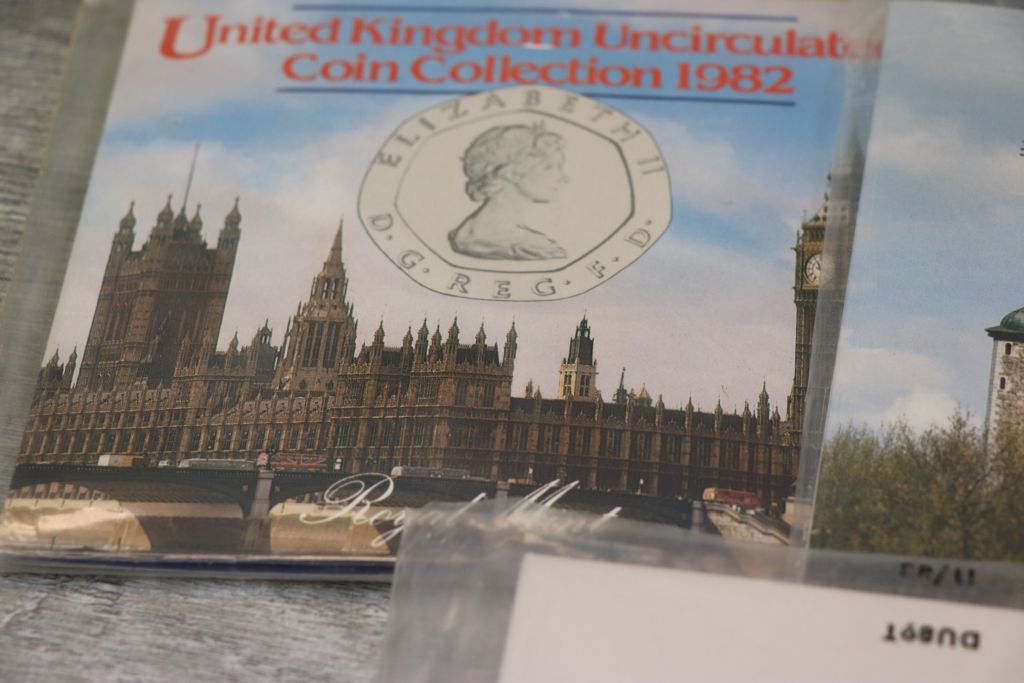 Collection of UK BU coin sets to include Years and Commemorative issues - Image 12 of 15