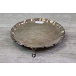 George V silver salver/ card tray, raised on three pointed feet, Chippendale border, makers Munsey &