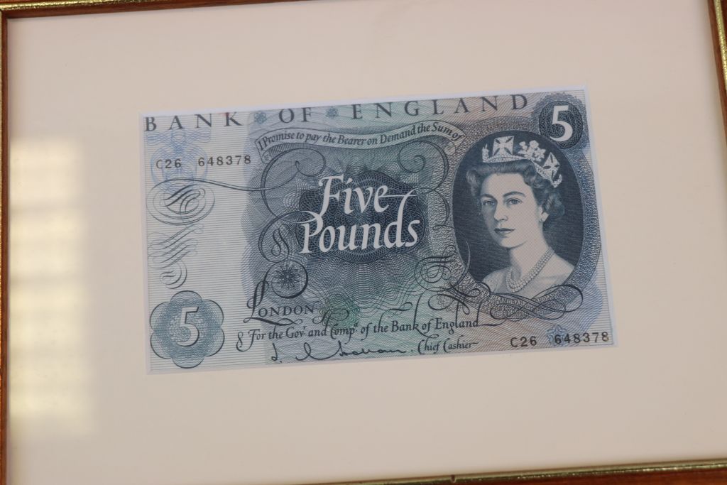 Fifteen framed & glazed vintage UK Banknotes in mostly Uncirculated condition to include; - Image 12 of 16