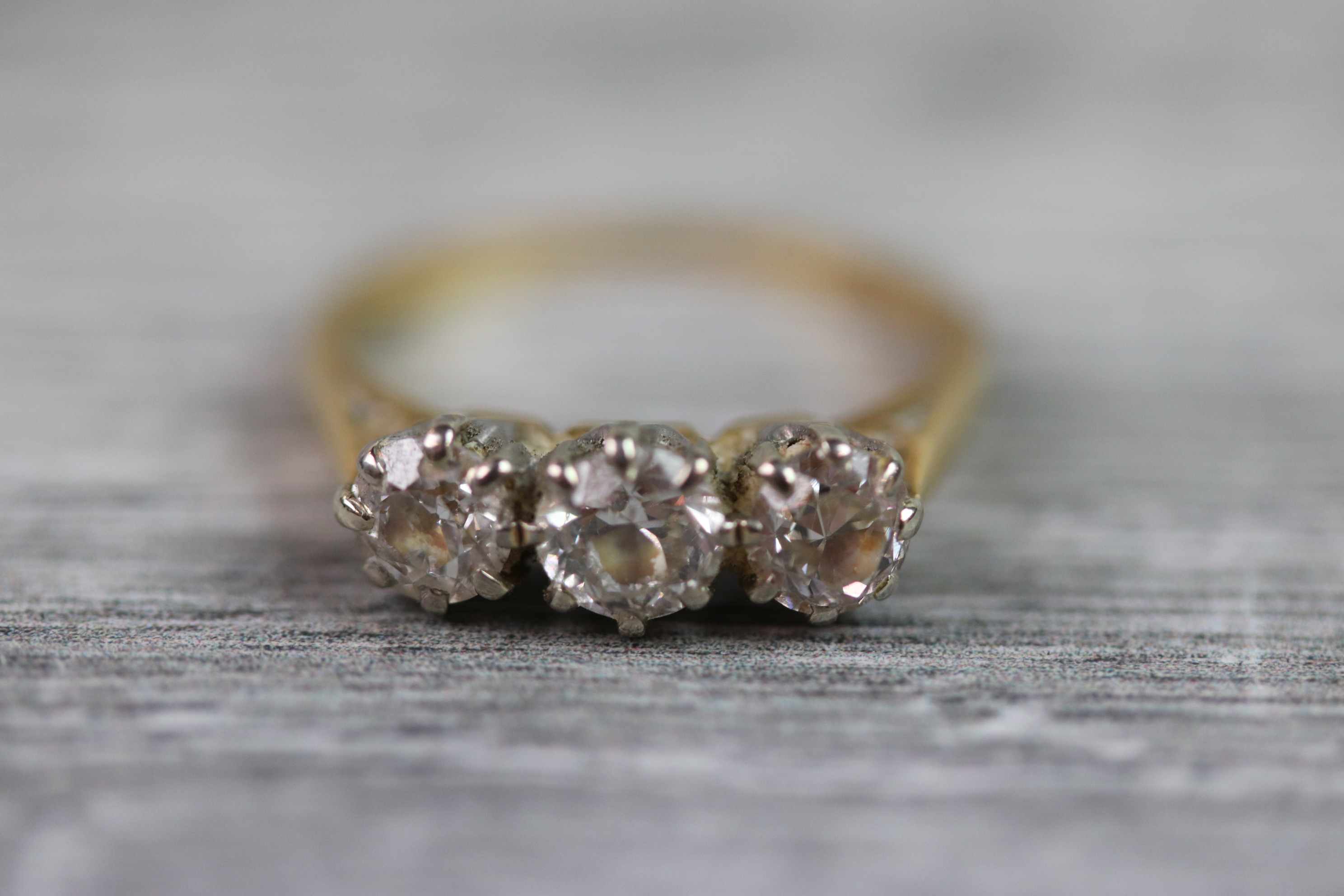 Diamond three stone 18ct yellow gold and platinum set ring, three round brilliant cut diamonds, claw - Image 5 of 20