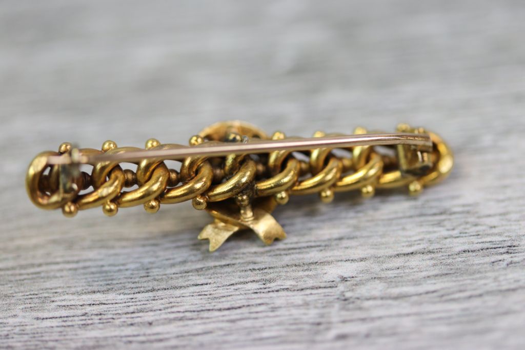 Victorian Etruscan Revival diamond yellow metal bar brooch, the central wreath motif with round - Image 5 of 5