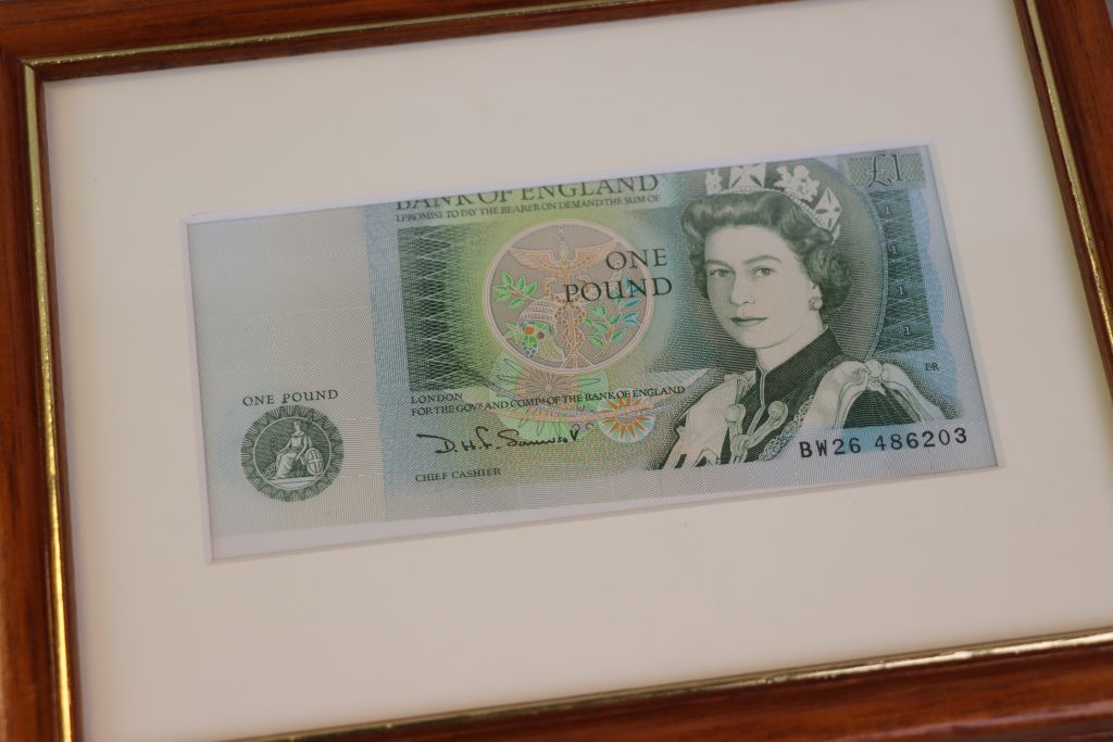 Fifteen framed & glazed vintage UK Banknotes in mostly Uncirculated condition to include; - Image 3 of 16