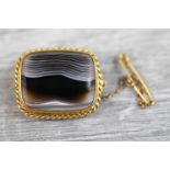 Victorian banded agate 9ct yellow gold brooch, the rectangular banded agate measuring