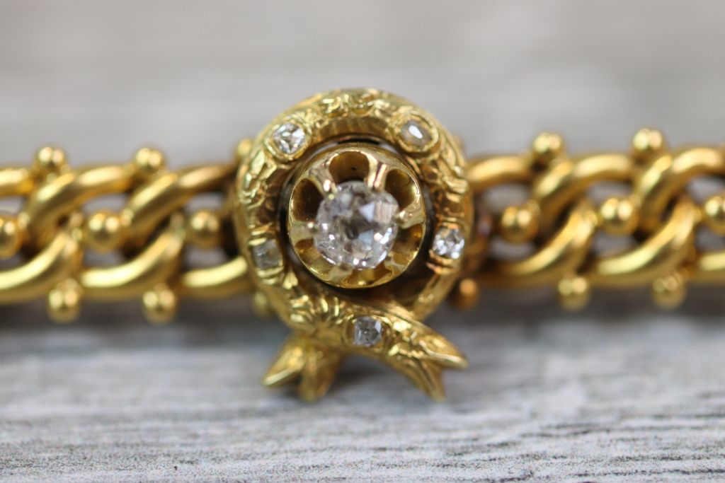 Victorian Etruscan Revival diamond yellow metal bar brooch, the central wreath motif with round - Image 4 of 5