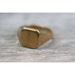9ct yellow gold Gents signet ring, blank square head measuring approximately 11mm x 11m, ring size