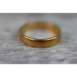 18ct yellow gold wedding band, width approximately 3.5mm, ring size J