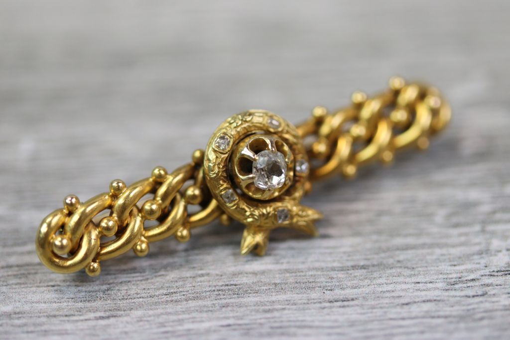 Victorian Etruscan Revival diamond yellow metal bar brooch, the central wreath motif with round - Image 2 of 5
