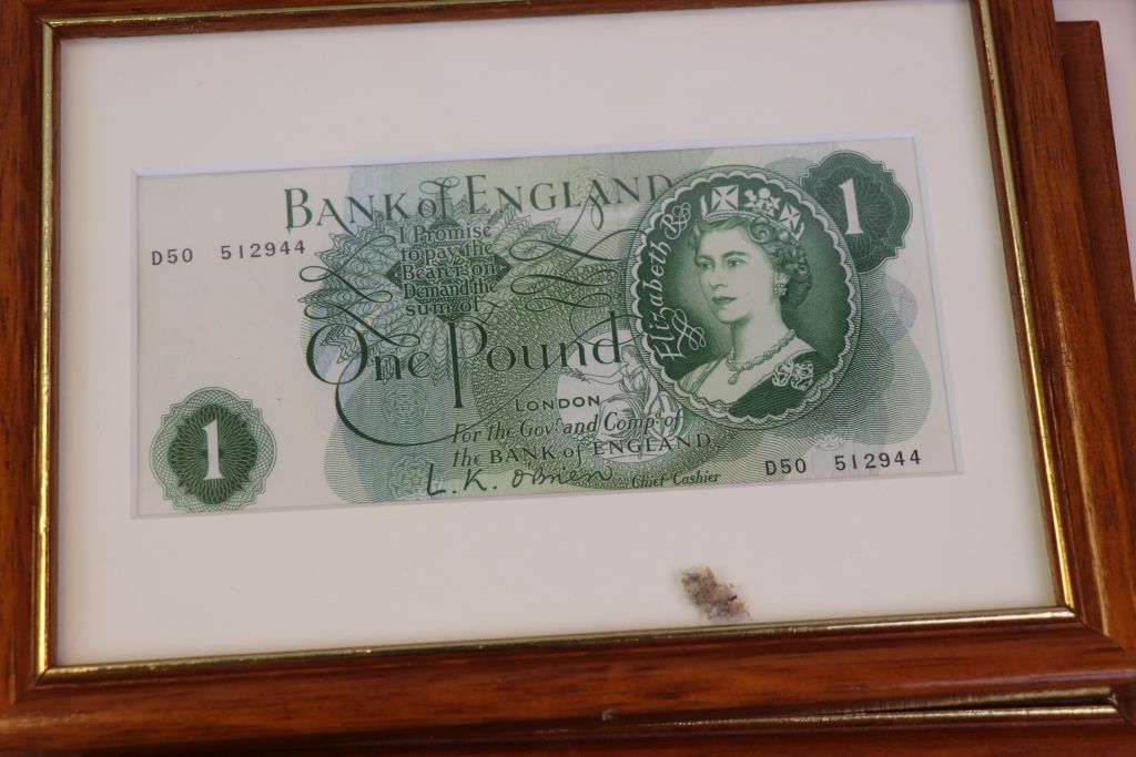 Fifteen framed & glazed vintage UK Banknotes in mostly Uncirculated condition to include; - Image 8 of 16