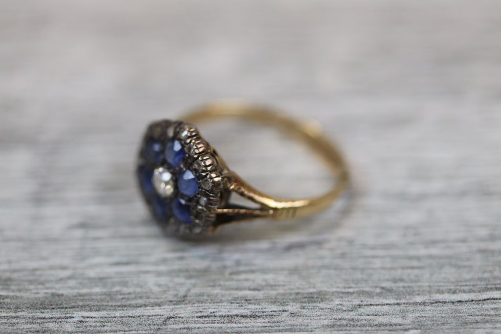 19th century diamond and sapphire yellow gold and silver set flower head cluster ring - Image 5 of 7