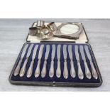 Cased set of twelve George V silver handled fruit knives, Sandringham pattern, makers William