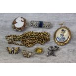 Late Victorian and early 20th century brooches to include Art Deco paste set rectangular brooch (one
