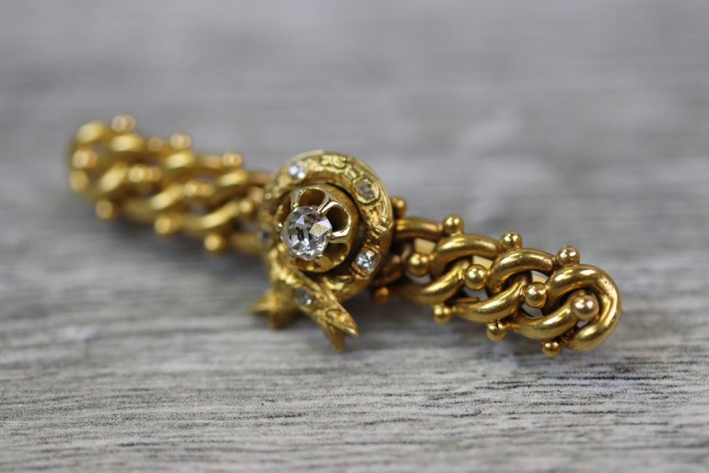 Victorian Etruscan Revival diamond yellow metal bar brooch, the central wreath motif with round - Image 3 of 5