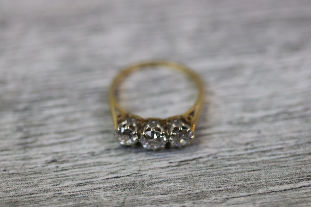 Diamond three stone 18ct yellow gold and platinum set ring, three round brilliant cut diamonds, claw - Image 18 of 20