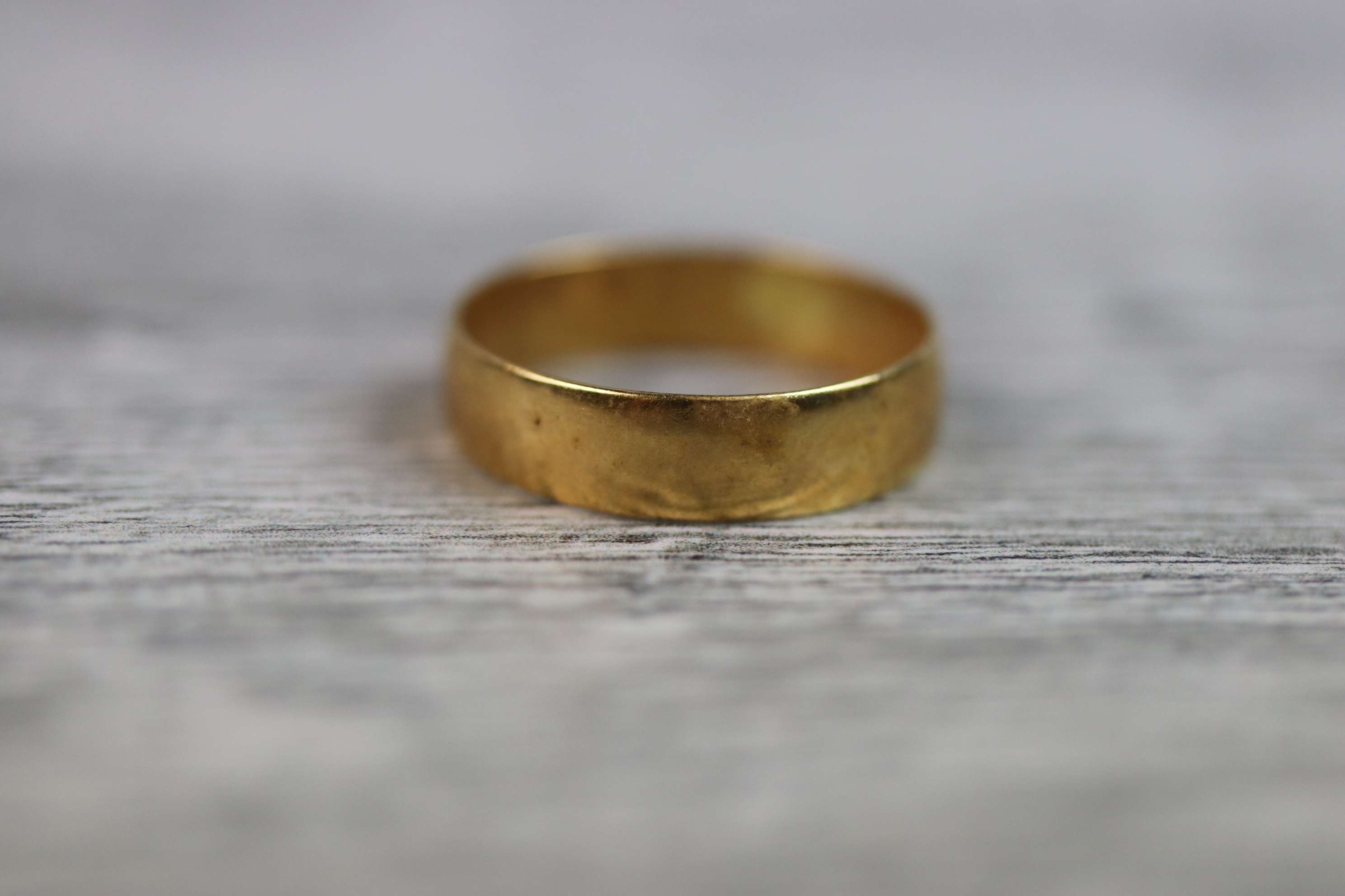 18ct yellow gold wedding band, width approximately 4.5mm, ring size N½ - Image 3 of 3