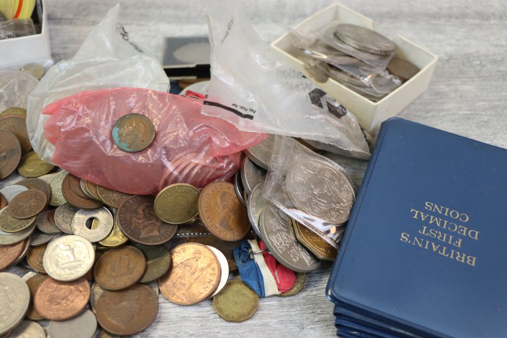 Bag of mixed UK & World coins and Medallion to include Silver plus a small amount of Belgian - Image 4 of 5