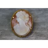 Victorian style shell cameo 9ct yellow gold brooch, the carved shell cameo depicting a female side