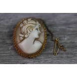 Cameo 9ct yellow gold brooch, depicting classical female profile, collet setting, rope twist