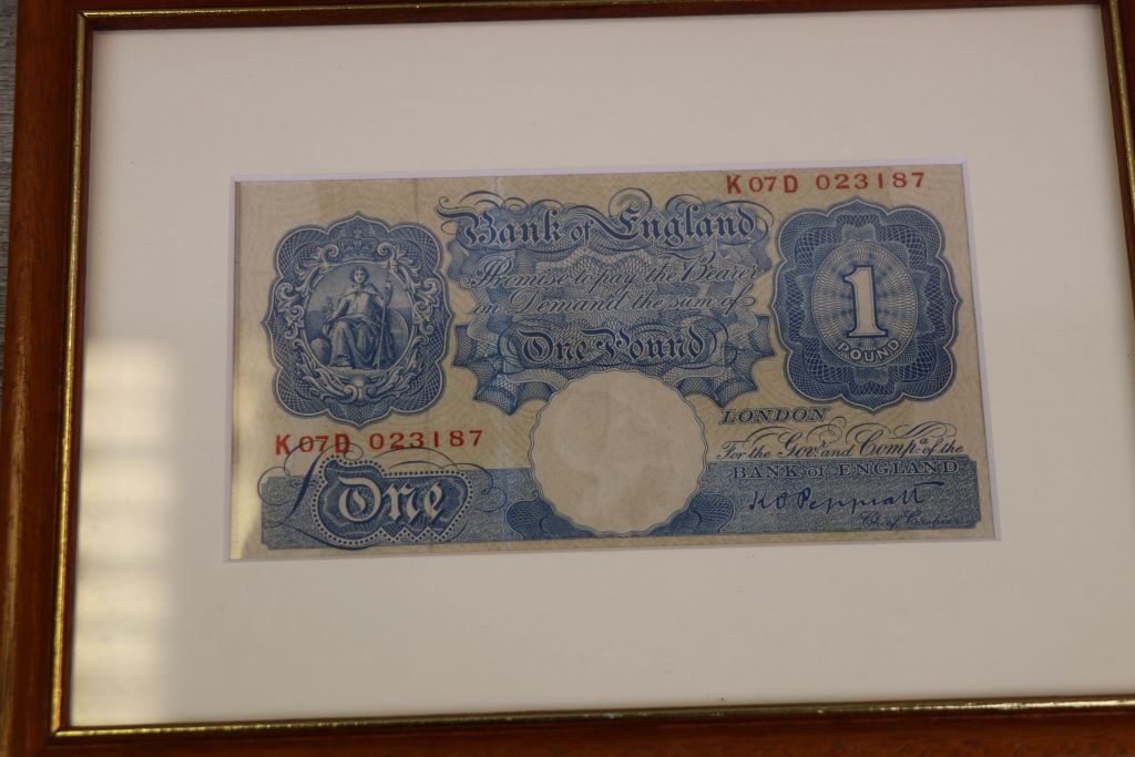 Fifteen framed & glazed vintage UK Banknotes in mostly Uncirculated condition to include; - Image 16 of 16