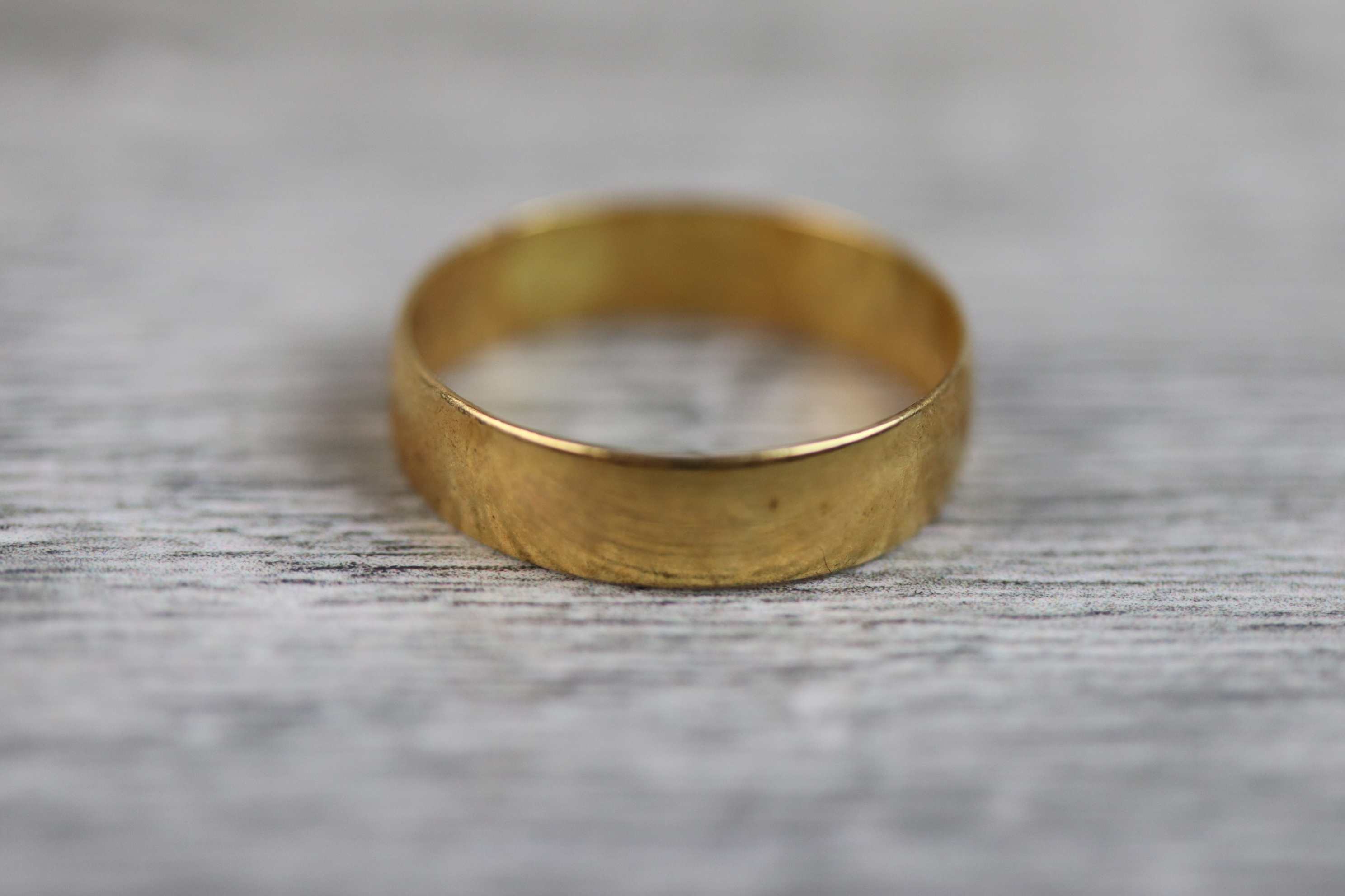 18ct yellow gold wedding band, width approximately 4.5mm, ring size N½